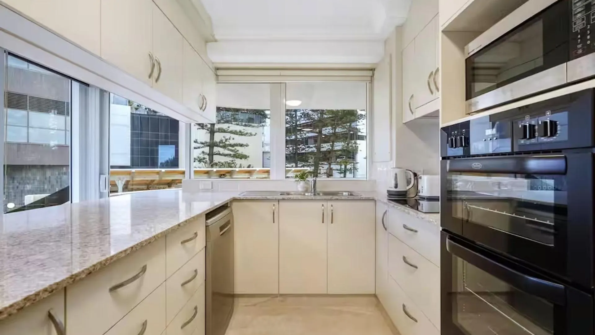 Beachfront Escape Zenith - Ocean Views, Pool, Spa Gold Coast Appartamento